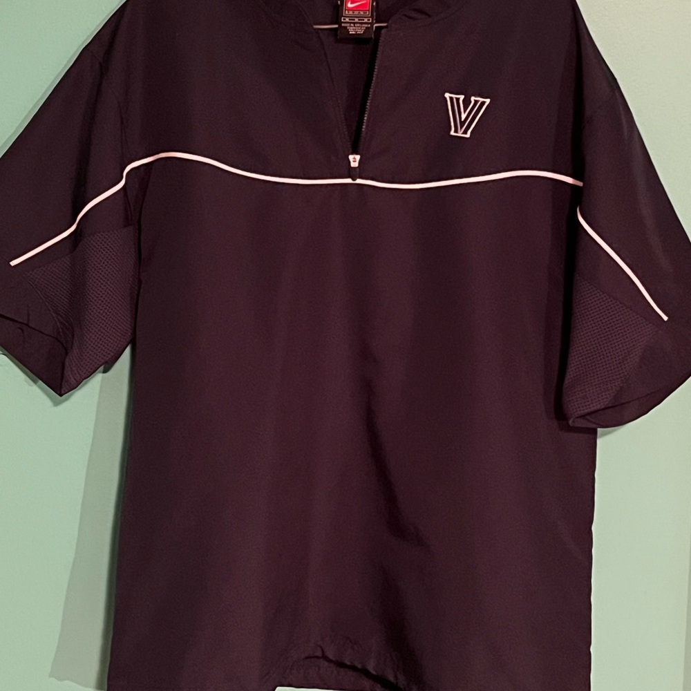 Nike 1/4 Zip Villanova Wildcats short sleeve windbreaker pullover. Adult MEDIUM